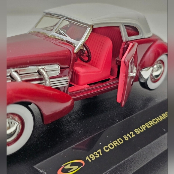 Signature Models 1937 Cord 812 Supercharged Coupe Diecast Car Model - Picture 4 of 15
